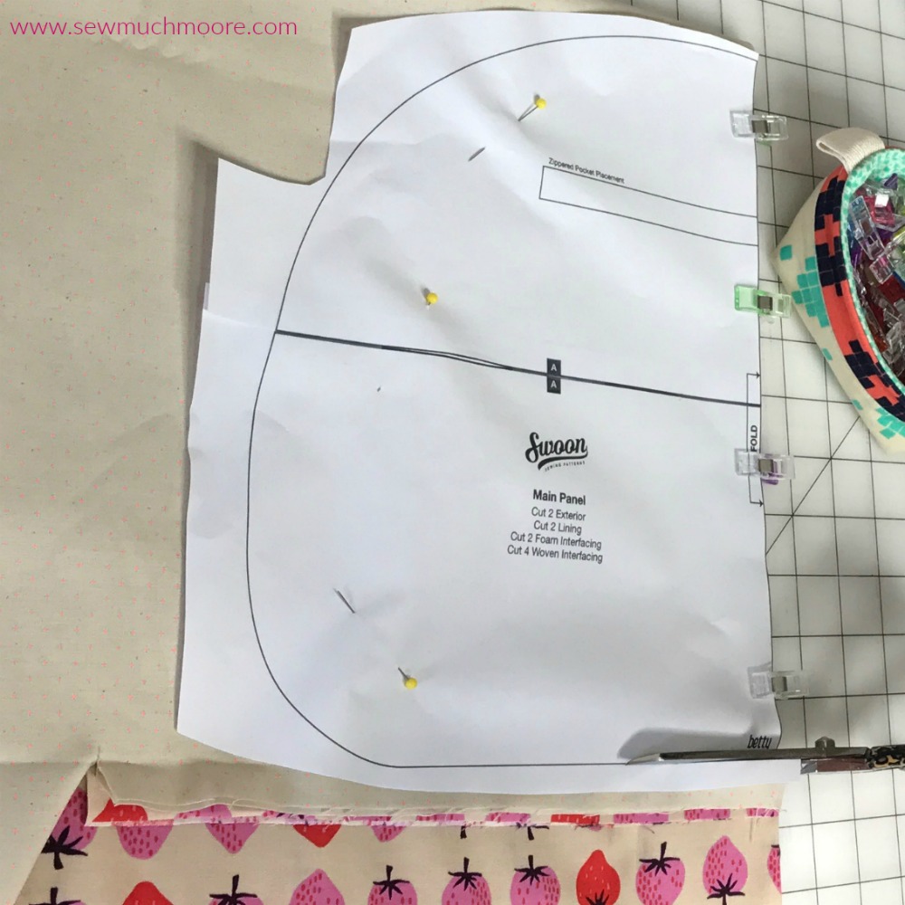 Check out these tips and tricks to make your own Betty Bowler Bag by Swoon Patterns. Video tutorial and pattern info #sewing #bagmaking #bettybowlerbag #sewingtutorials #sewing #tutorials #luggage