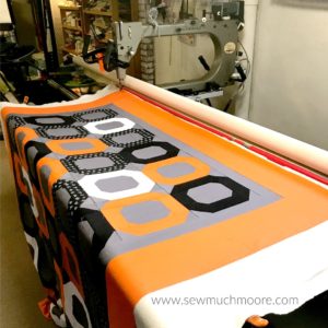 The Ooo Quilt is a fun and modern quilt! This quilt is a super easy and F-R-E-E pattern! There is even a great video tutorial! #quilt #modernquilting 